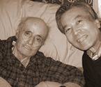 写真をクリックすると新聞記事へ。写真＝在宅ホスピス患者を訪問中の筆者（右）2008年2月、米国メーン州の患者宅で