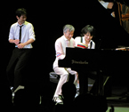 写真をクリックすると新聞記事に。写真説明＝今年の夏はピアノデュオ「レ・フレール」と全国ツアーを行った筆者（中央）2009年8月奈良市の奈良100年会館にて