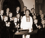 写真＝アーカディ音楽祭に出演したレニングラード少年合唱団。中央は筆者＝1990年、米国メーン州・写真をクリックすると新聞切抜き記事へ